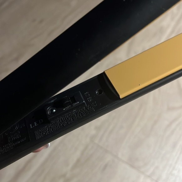 CHI 1 Inch Ceramic Flat Hairstyling Iron - Picture 2 of 4